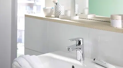 HANSAPOLO Waschtischarmatur in hellem Badezimmer